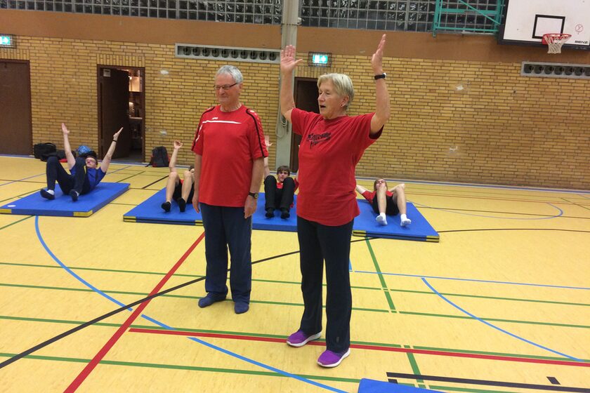 Jutta und Wilfried Eisenberg beim Training in der Turnhalle